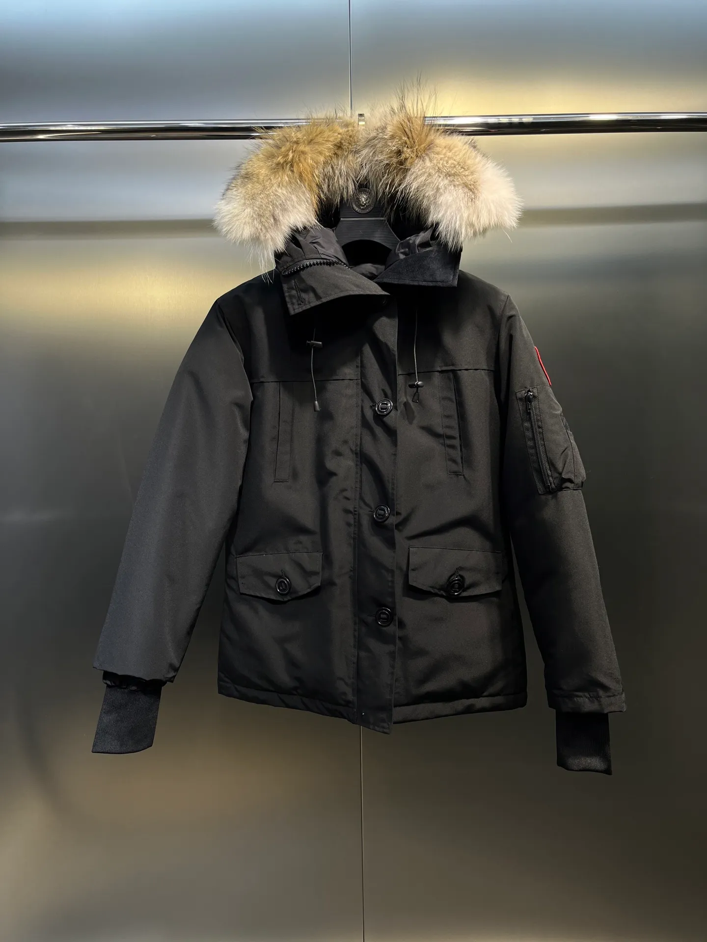 P840 Canada Goose Canada Goose #Expedition03 Parker, a treasure of Canadian origin! Limited supply worldwide! Canada Goose Model 03 is a top-notch couple model. The polar cold-proof outdoor series fur collar detachable hooded parka down jacket is the first Goose in 2024. I hope my friends will like it. Peak quality. I hope everyone can identify it together! The most popular cool items of the Big Goose family in 2024 are online. The same popular product of Yi Yang Qianxi is said to be a joint limited edition Big Goose that cannot be bought in autumn and winter. If you dislike the sameness of the Big Goose in the past, then this model will definitely give you a different experience! This year's most powerful couple's collection for autumn and winter is online, a top-notch luxurious ready-to-wear style, paired with an outdoor warm down jacket with great style and charm! The most standard and classic items of the Daye family in the past two years are equipped with unique reflective stripes for embellishment, which further shows the high-end fashion performance effect. With the embellishment of hardware buckles, it has excellent performance effect. The upper body is clean, simple and elegant, even for urban leisure. It is suitable for various occasions. Designed with large pockets, this model has a large capacity and is equipped with reflective stripes, making it safer at night. It is suitable for various adventure activities. It is made of windproof and waterproof technical materials. The interior is filled with full white duck down, which is absolutely cold-proof and warm. It also has a stand-up collar design and fine fluff at the collar, with meticulous attention to detail! The charm of this model is also more spiritual, and the upper body has more temperament and specifications. It perfectly shows the ultra-high standard of fashionable performance of this model, integrating outdoor and life, and you can even create high-street wear! The most pinnacle limited-edition goose that we have presented so far, both in terms of design and detailed materials, it is completely outstanding. The grand and evergreen version design is matched with cool reflective elements. The overall appearance can be said to be quite high, and it has that kind of powerful outdoor performance! It combines high-end casual attributes with high-street style. It is high-grade, domineering, warm, and beautiful. The visibility of the upper body is quite strong, and the configuration of the owl element is highly brand-recognizable. It fully complements the overall brand performance and visual effects, and also has the high-end sense of fashion and fashionable performance. It is a must-buy product because it is the most awesome down brand on the planet and one of Canada's three national treasure brands. It is also a sentimental down luxury brand. In the field of polar cold-proof clothing, Goose has made an irreplaceable contribution... Size: xs s m l xl